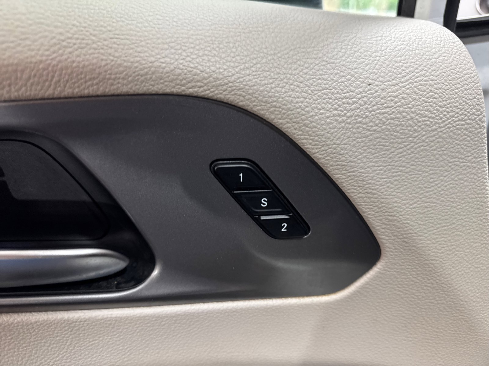 Used 2023 Chrysler Pacifica Touring-L FWD image 21