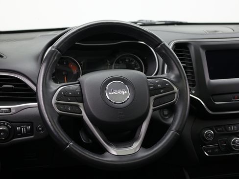 Used 2019 Jeep Cherokee Latitude Plus w/ Comfort/Convenience Group FWD image 41