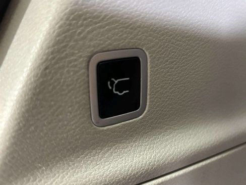 Used 2020 Chrysler Pacifica Touring-L FWD image 17