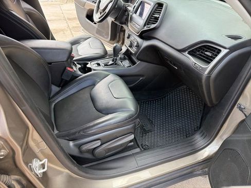 Used 2019 Jeep Cherokee Latitude Plus w/ Cold Weather Group image 25