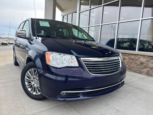 Used 2015 Chrysler Town & Country Touring-L w/ Driver Convenience Group image 1