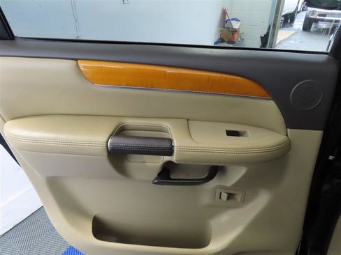 Used 2013 Nissan Armada Platinum w/ Platinum Reserve Pkg image 26