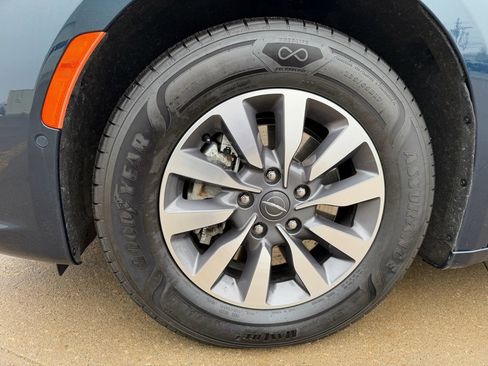 Used 2023 Chrysler Pacifica Limited image 36