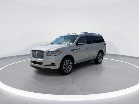 Used 2022 Lincoln Navigator Reserve AWD/4WD image 3