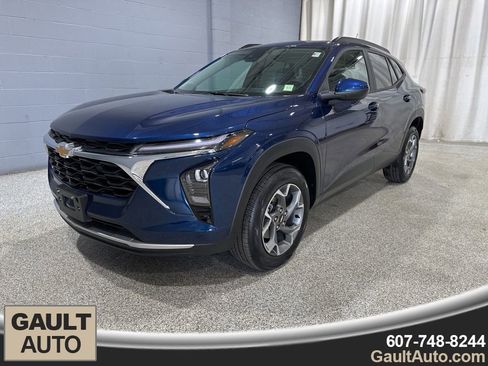 Used 2024 Chevrolet Trax LT w/ Driver Confidence Package image 4