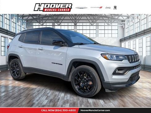 Used 2024 Jeep Compass Latitude w/ Convenience Group AWD/4WD image 1