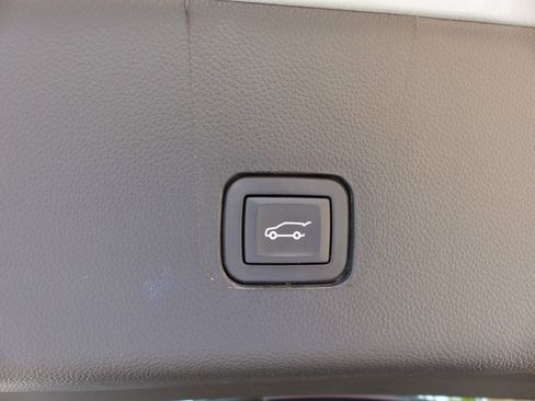 Used 2023 Chevrolet Traverse LT AWD/4WD image 46