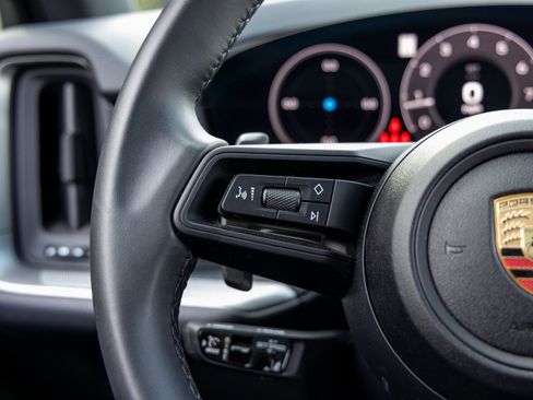 Certified 2025 Porsche Cayenne image 30