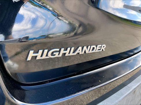 Used 2017 Toyota Highlander XLE AWD/4WD image 30