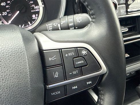 Used 2023 Toyota Highlander XLE image 26