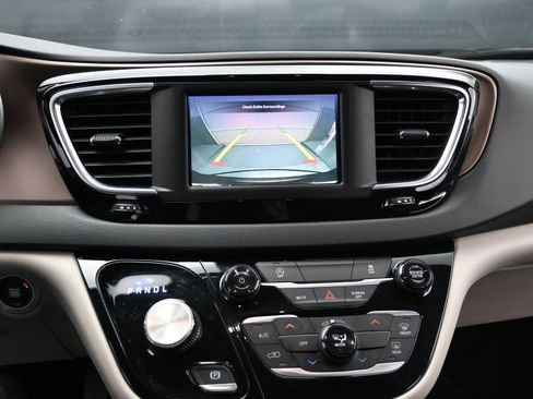 Used 2023 Chrysler Voyager LX image 19