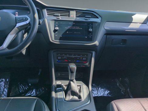 Used 2024 Volkswagen Tiguan SE image 11