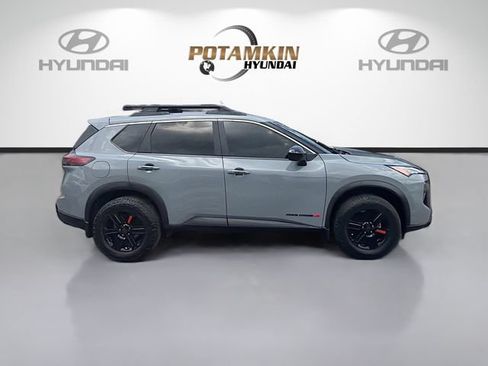 Used 2025 Nissan Rogue SV AWD/4WD image 4