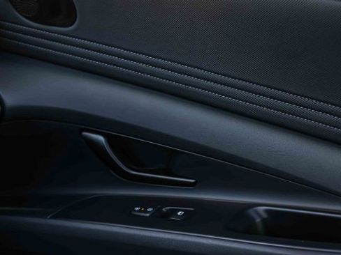 Used 2025 Hyundai Elantra Sport image 16