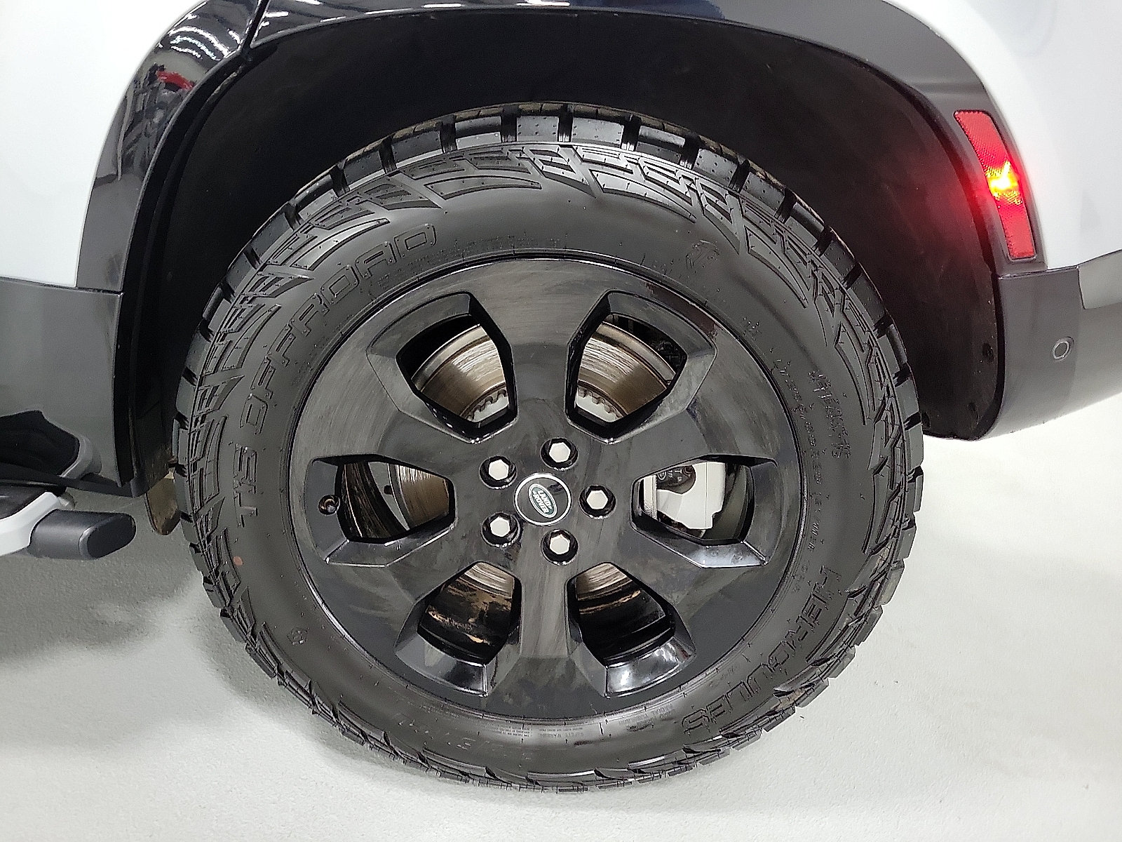 Used 2023 Land Rover Defender 110 X-Dynamic SE AWD/4WD image 8
