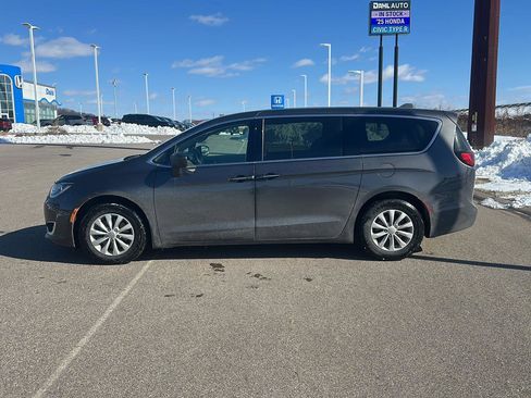 Used 2019 Chrysler Pacifica Touring Plus w/ Cold Weather Group image 6
