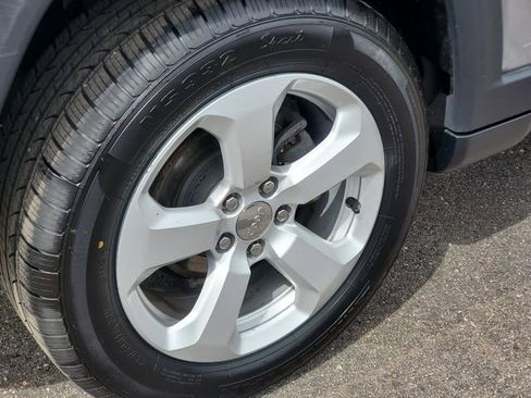 Used 2018 Jeep Compass Latitude w/ Popular Equipment Group AWD/4WD image 3