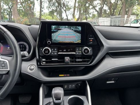 Used 2025 Toyota Highlander XSE AWD/4WD image 17