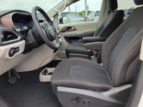 Used 2023 Chrysler Voyager LX FWD image 8