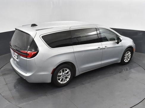 Used 2023 Chrysler Pacifica Touring-L FWD image 32
