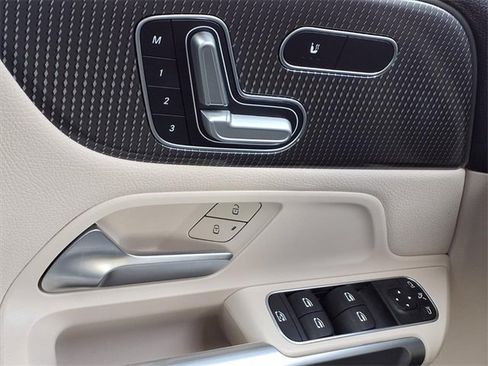 Used 2021 Mercedes-Benz GLB 250 GLB 250 w/ Premium Package image 18