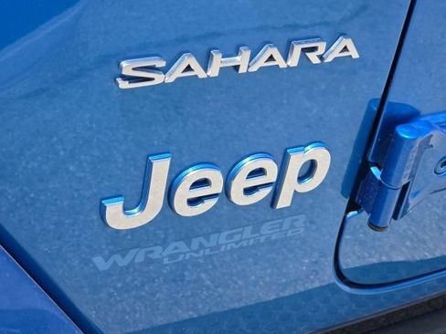 Used 2022 Jeep Wrangler Unlimited Sahara w/ Safety Group AWD/4WD image 10