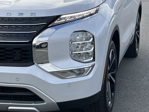 Used 2023 Mitsubishi Outlander SE image 39