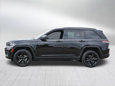 Used 2022 Jeep Grand Cherokee Altitude AWD/4WD image 4