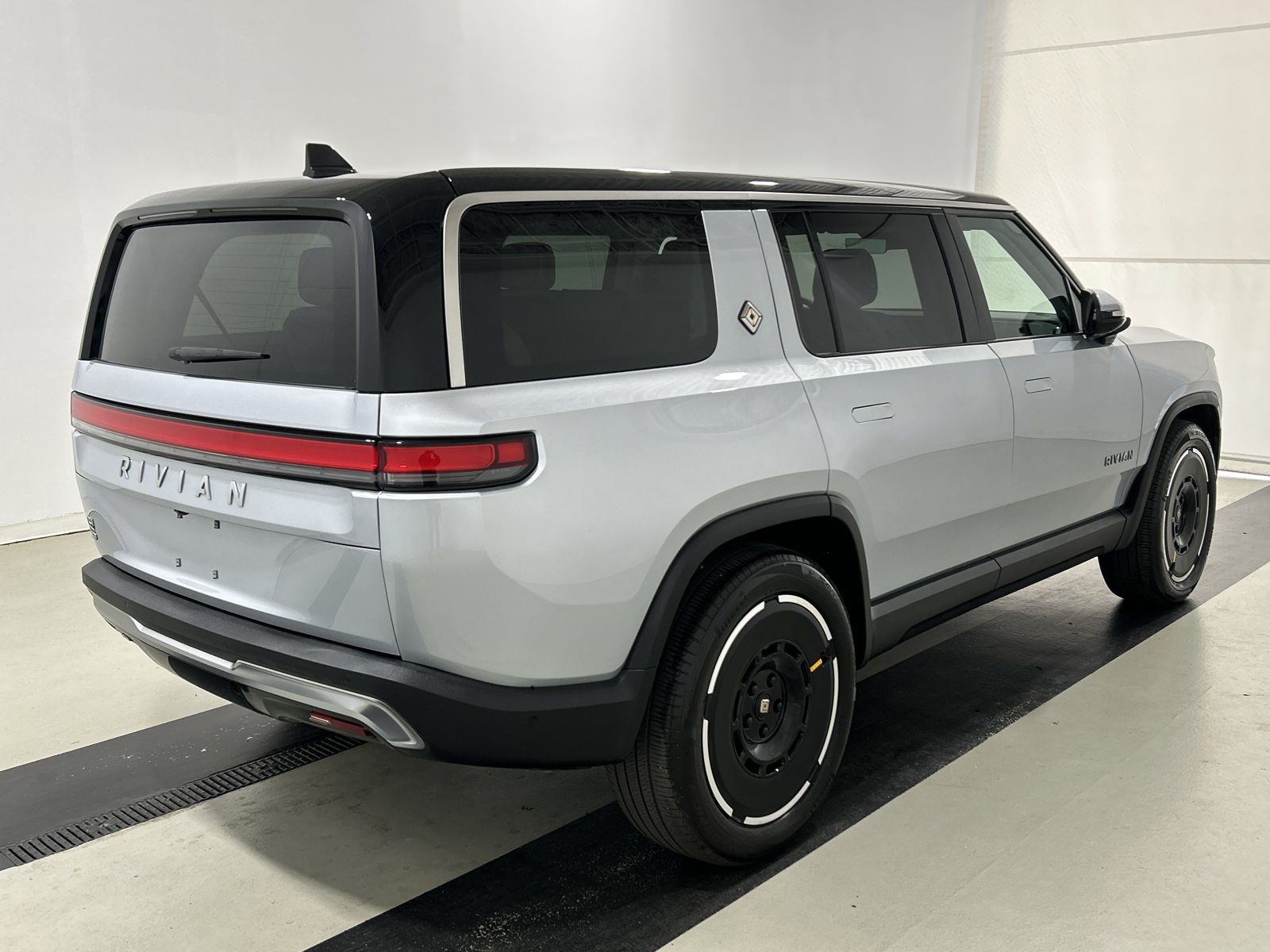 Used 2025 Rivian R1S Adventure Dual AWD/4WD image 5