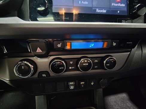 Used 2018 Toyota Tacoma TRD Off-Road w/ TRD Premium Off Road Package AWD/4WD image 39