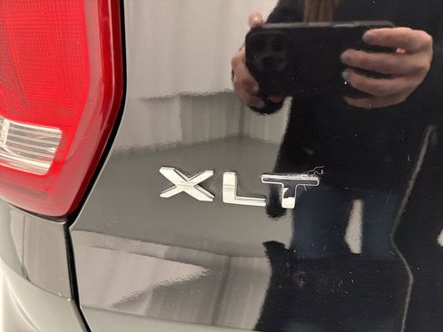 Used 2018 Ford Explorer XLT FWD image 9
