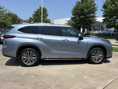 Used 2021 Toyota Highlander Platinum AWD/4WD image 2