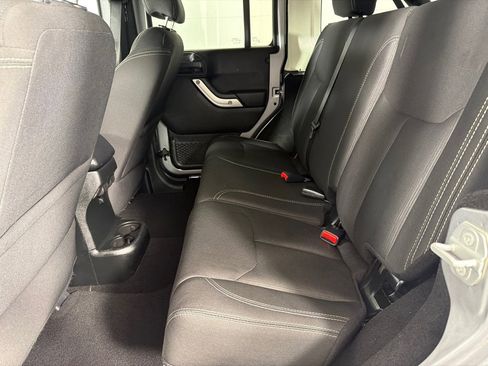Used 2018 Jeep Wrangler Unlimited Sahara w/ Connectivity Group AWD/4WD image 17