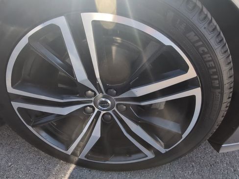 Used 2020 Volvo S60 T5 R-Design image 3