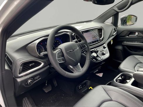 New 2026 Chrysler Pacifica Select FWD image 15