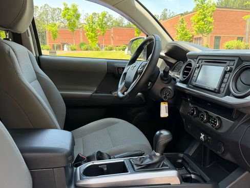 Used 2017 Toyota Tacoma SR5 w/ Tow Package RWD image 19