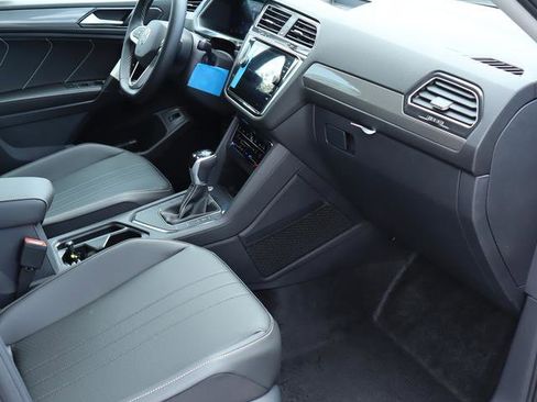 New 2024 Volkswagen Tiguan SE w/ Panoramic Sunroof Package image 21