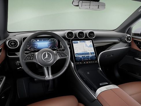 Used 2026 Mercedes-Benz GLC 300 image 2