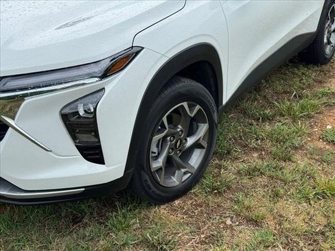 Used 2025 Chevrolet Trax LT w/ Driver Confidence Package FWD image 4