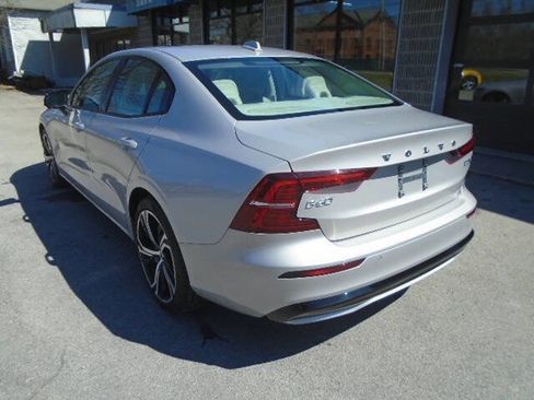 Used 2025 Volvo S60 B5 Core image 6
