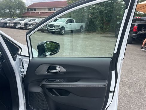 New 2027 Chrysler Pacifica Select FWD image 14