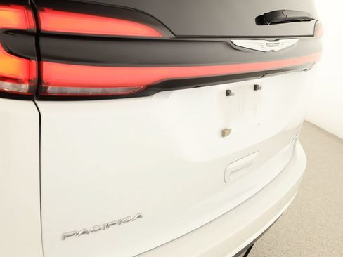 Used 2022 Chrysler Pacifica Touring-L w/ Uconnect Theater Family Group AWD/4WD image 32