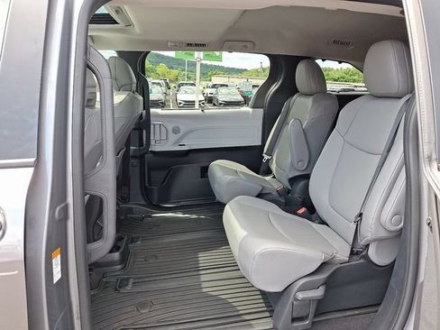 Used 2026 Toyota Sienna XLE AWD/4WD image 10