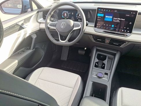 Certified 2025 Volkswagen Tiguan SE w/ Panoramic Sunroof Package image 14