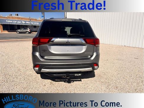 Used 2016 Mitsubishi Outlander SE image 2