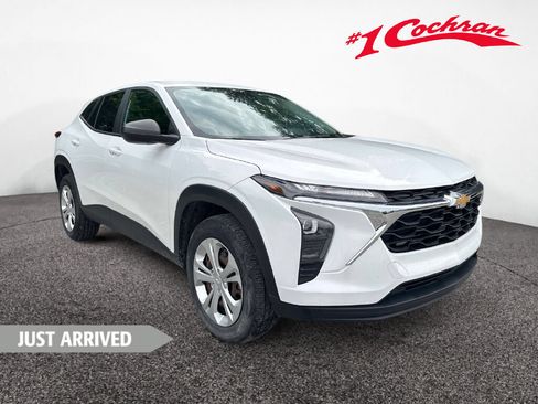 Used 2024 Chevrolet Trax LS FWD image 1