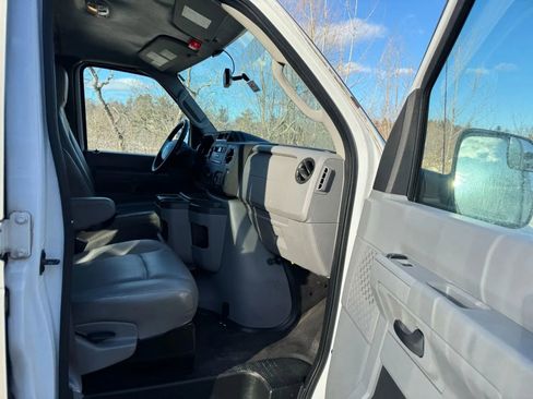 Used 2014 Ford E-250 and Econoline 250 w/ Power Group image 17