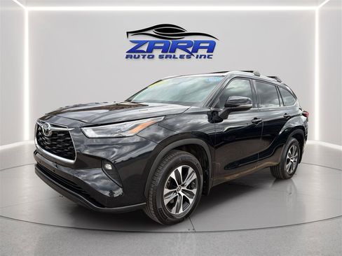 Used 2022 Toyota Highlander XLE AWD/4WD image 3