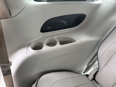 Used 2018 Chrysler Pacifica Limited image 37