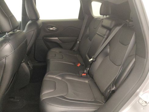 Used 2019 Jeep Cherokee Limited image 18